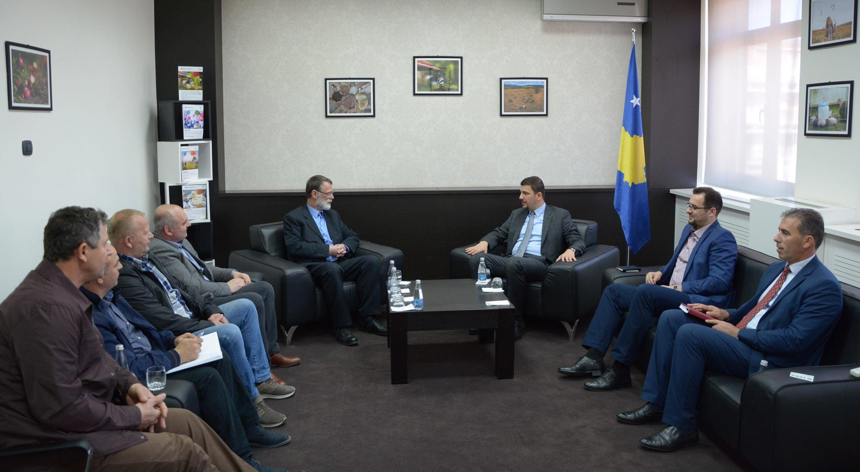 Ministri Krasniqi priti në takim drejtuesit e Shoqatës së Shpezëtarëve të Kosovës