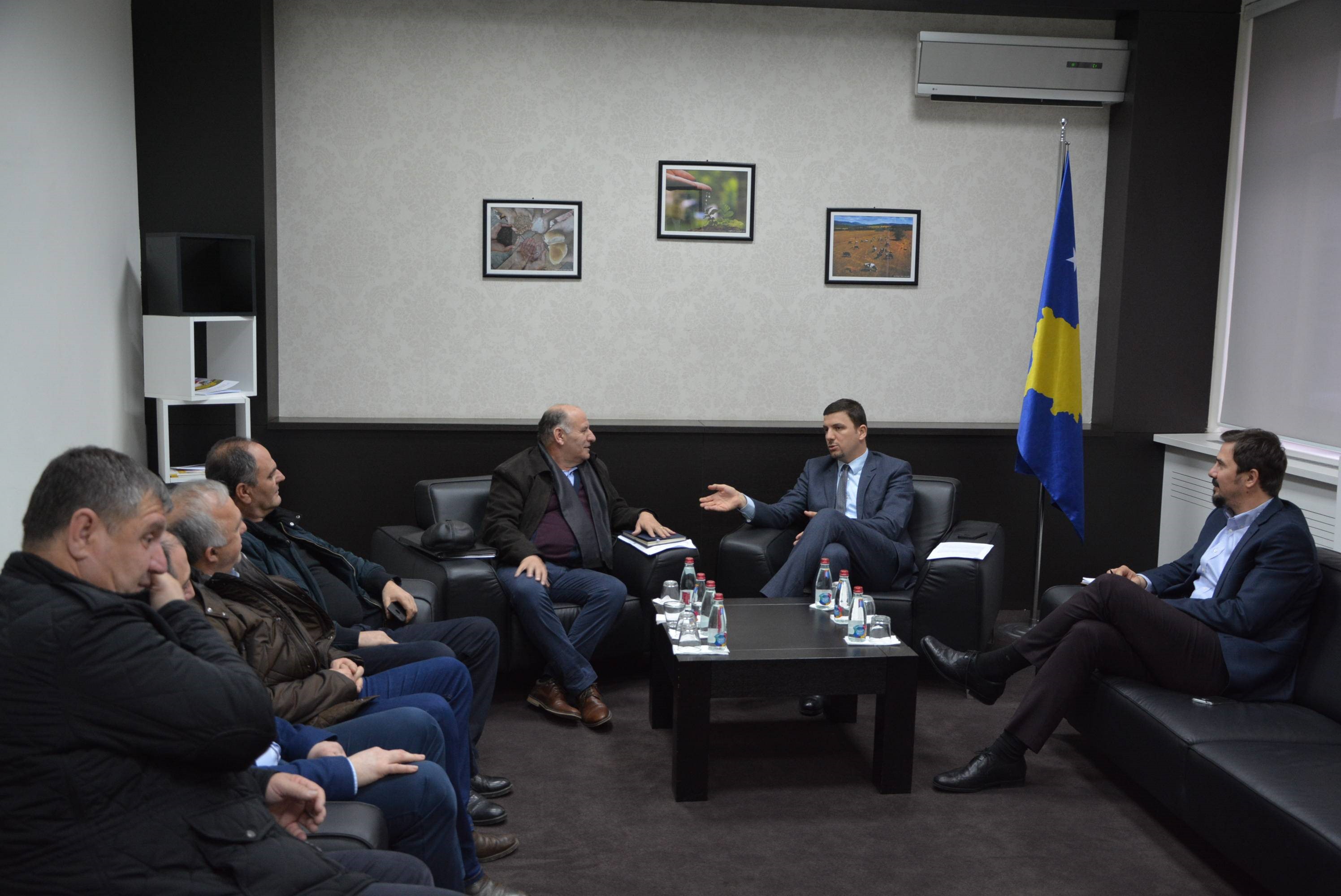 Ministri Krasniqi: Rrjetet e marketeve të trajtojnë në mënyrë korrekte prodhuesin vendor