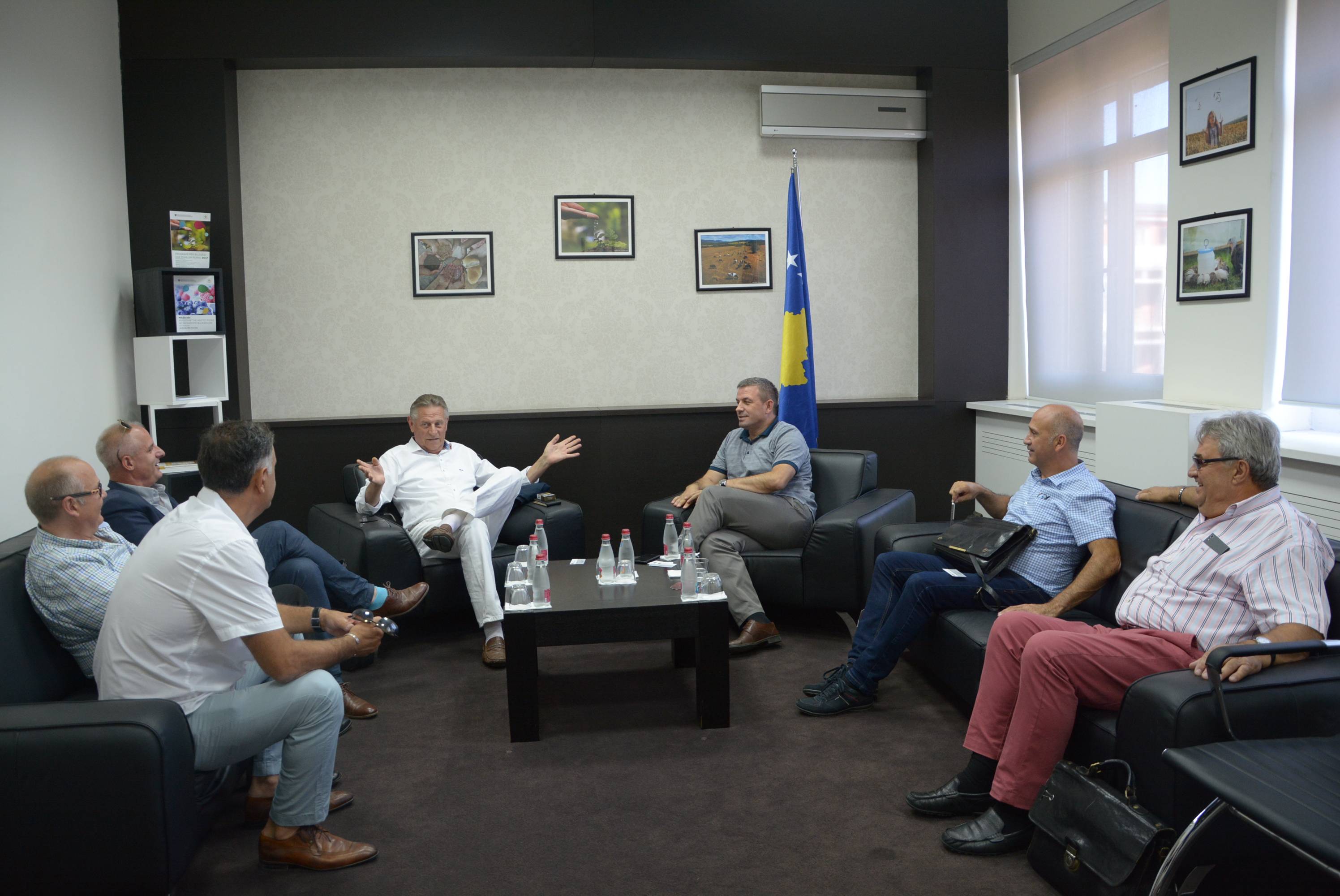 Zëvendësministri Januzi takoi drejtorin e "ROGER DESCOURS GROUP"