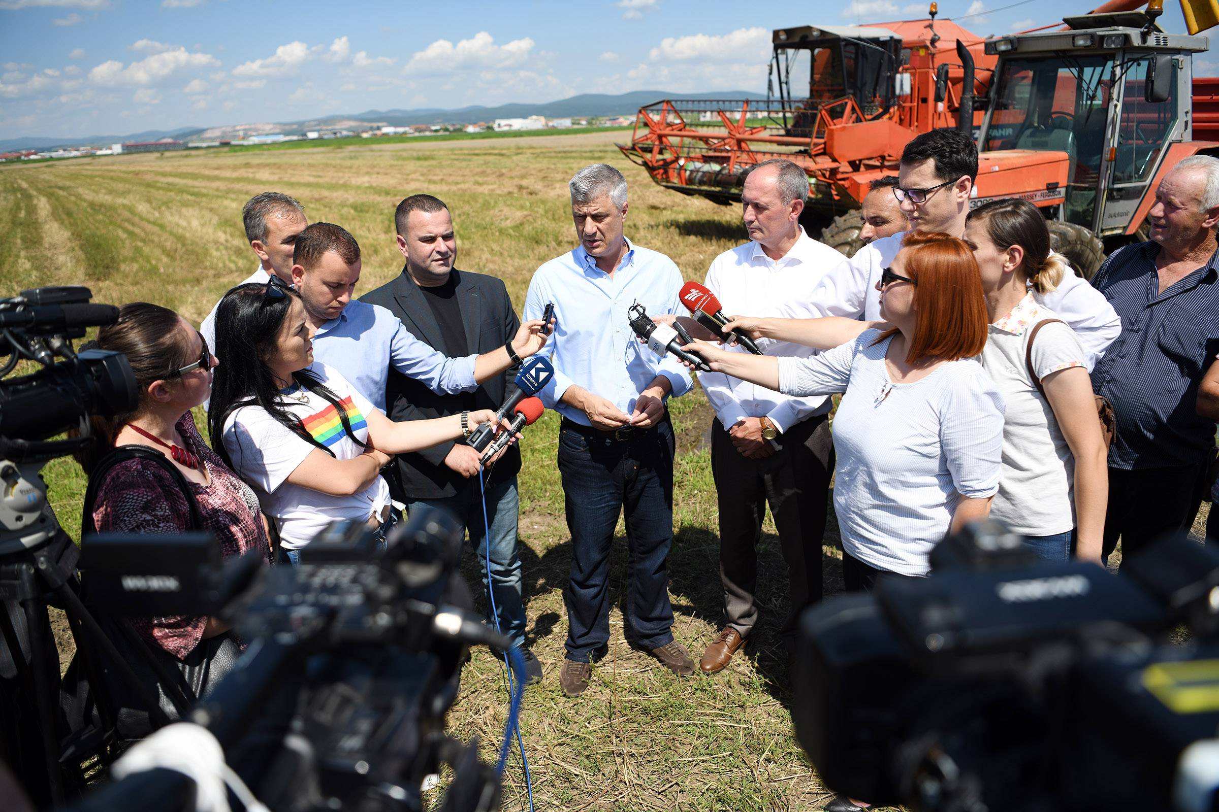 Presidenti Thaëi dhe zëvendësministri Krasniqi përcollën fushatën e korrje-shirjeve