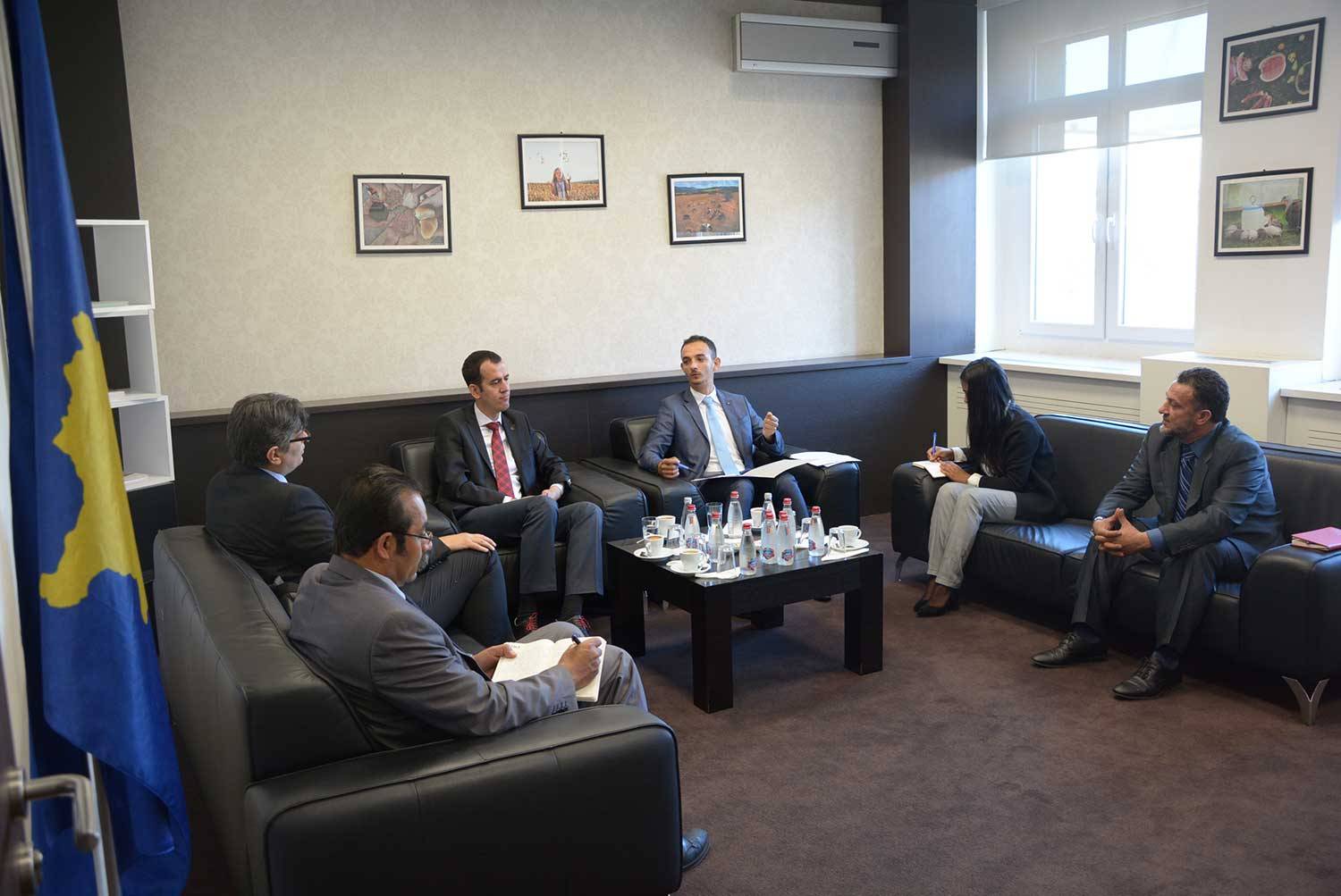 Zëvendësministri Emini takoi koordinatorin e TIKA-s për Kosovë, Hasan Burak Ceran