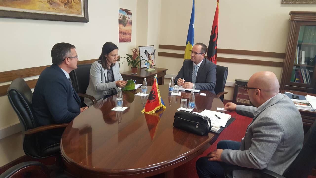 Zëvendësministri Vesel Krasniqi priti në takim përfaqësuesit e Caritas-it Zviceran për Kosovë