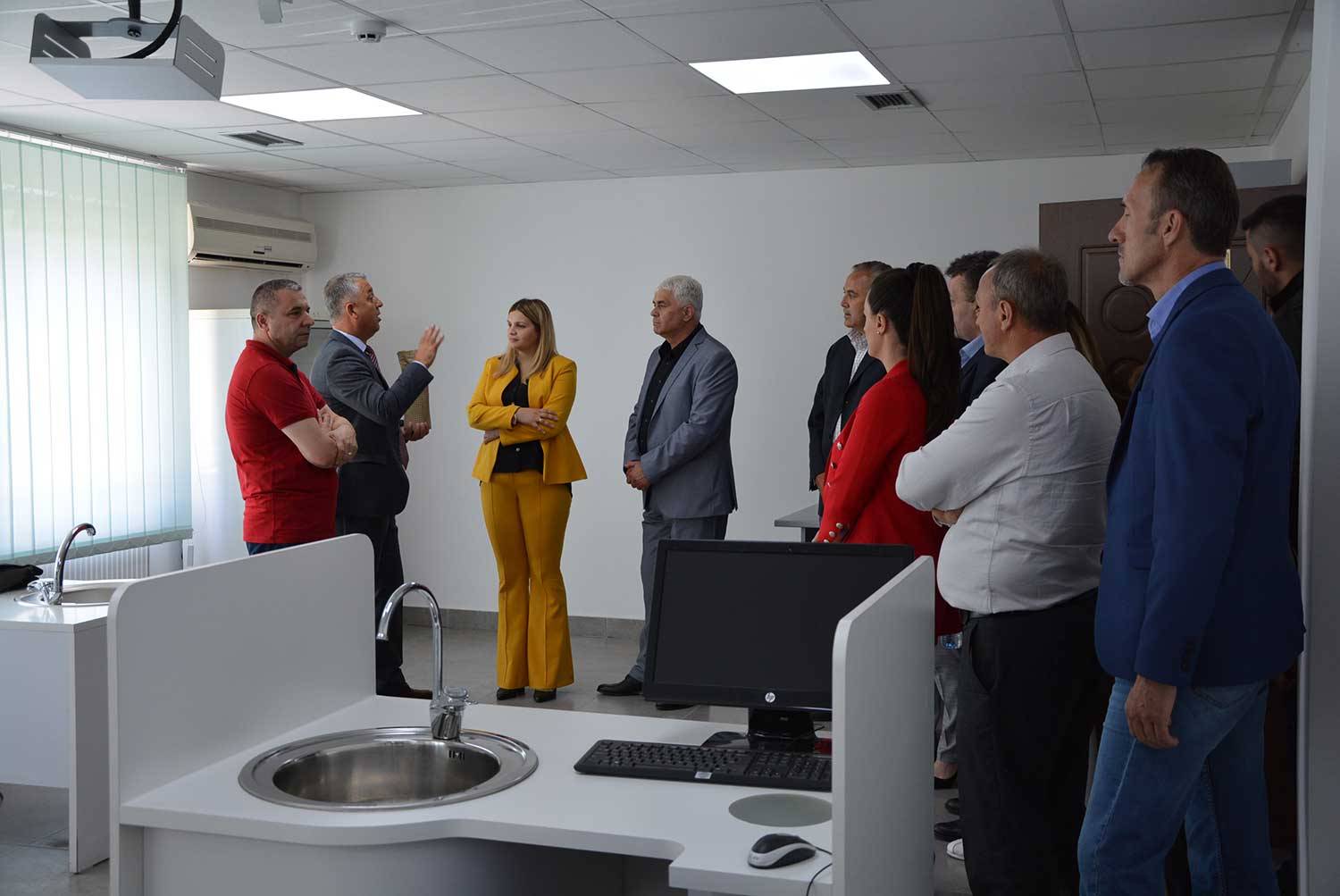 Ministrja Zivic vizitoi Komunën e Rahovecit dhe Departamentin e Vreshtarisë dhe Verëtarisë