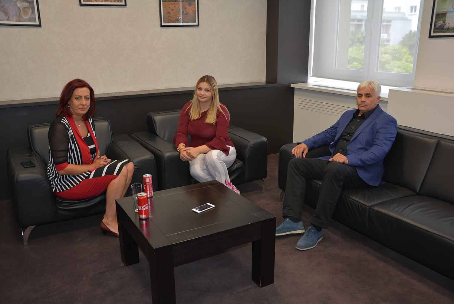 Ministrja Zivic takoi deputeten Emilia Rexhepi