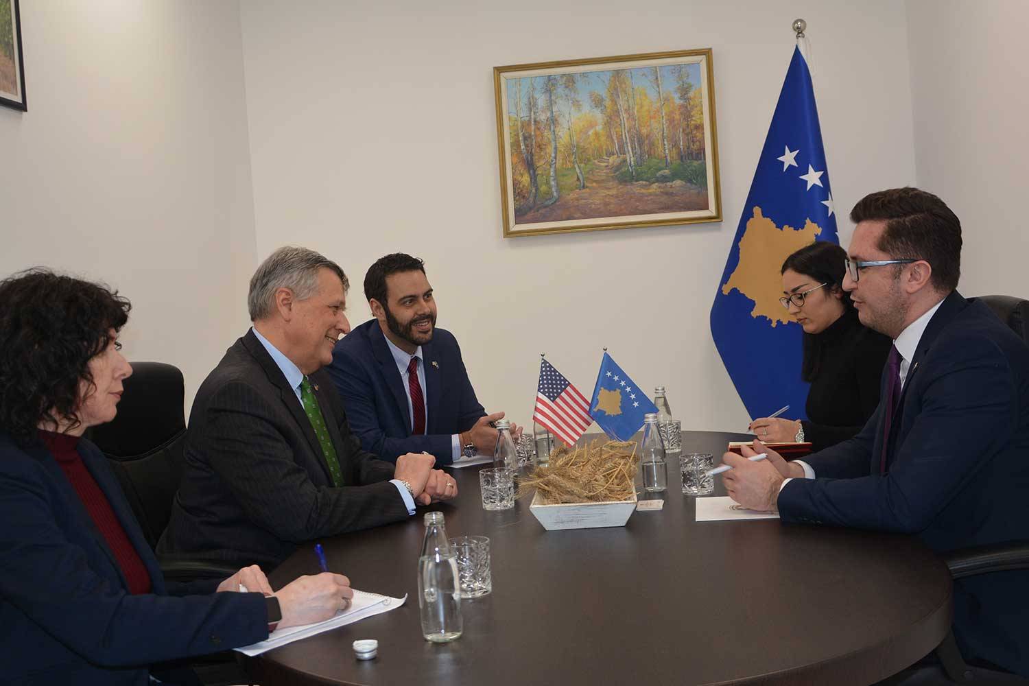 Ministri Mustafa takoi Ambasadorin e ShBA-ve, Philip Kosnett