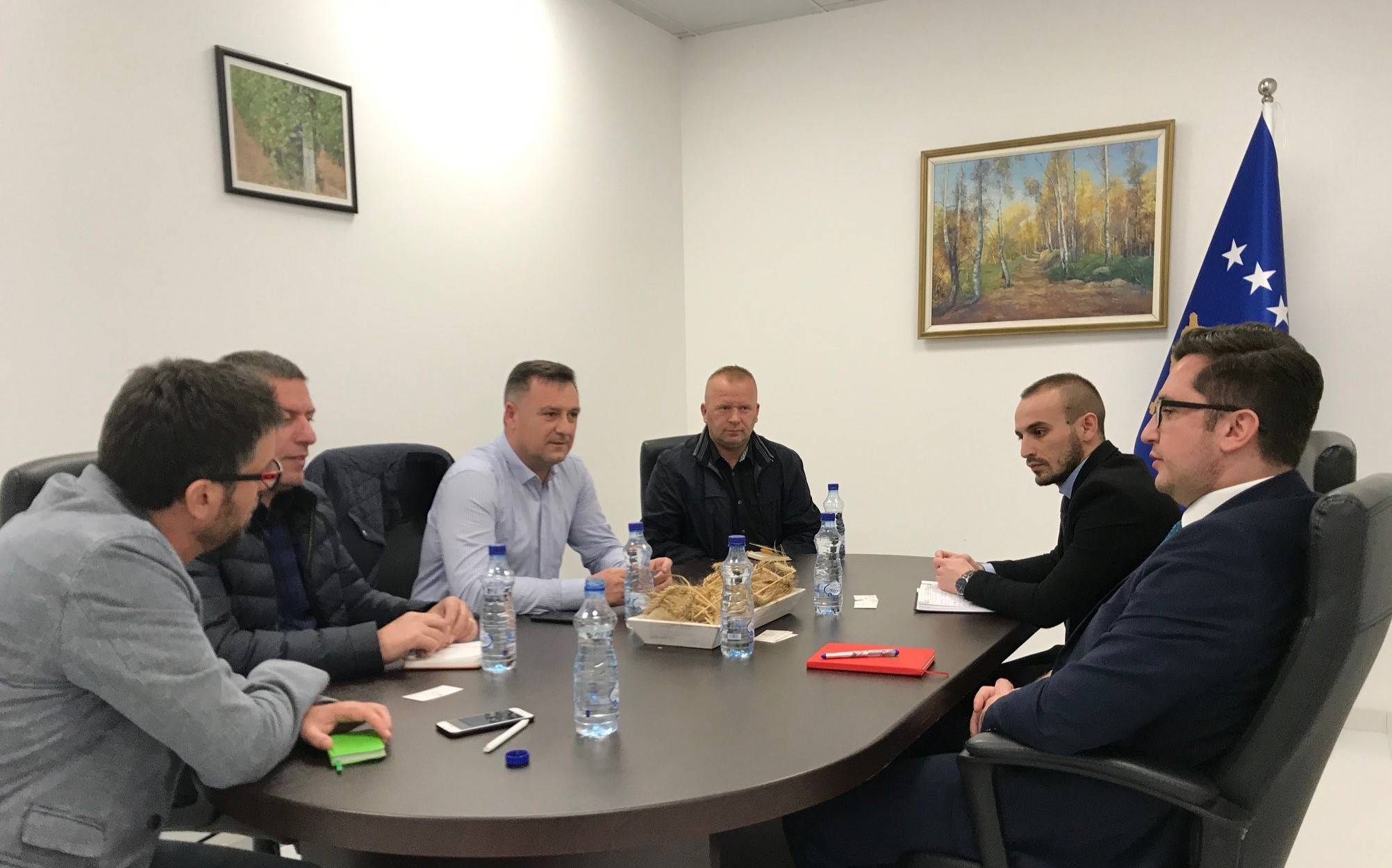 Ministri Mustafa takoi përfaqësuesit e Shoqatës së Prodhuesve të Qumështit dhe Shoqatës së Shpezëtarisë ku u diskutua për gjendjen e krijuar nga COVID-19