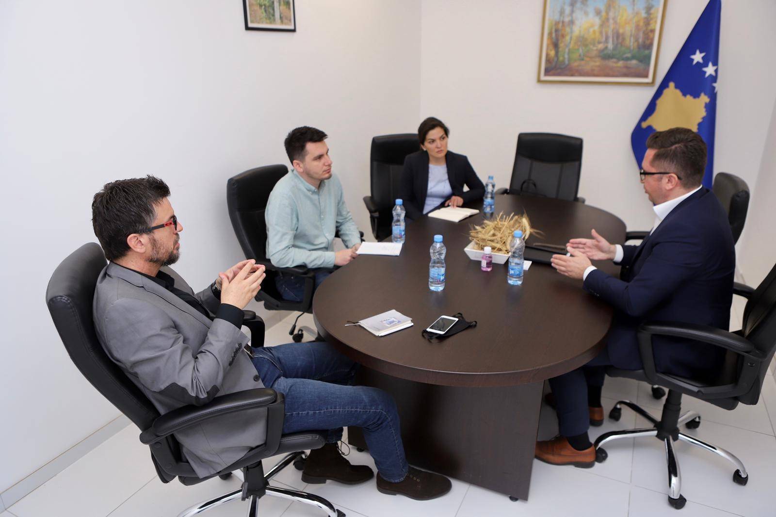 Ministri Mustafa diskutoi për sfidat e sektorit të qumështit