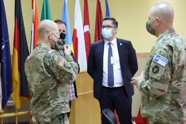 Ministri në detyrë Mustafa bashkëbisedoi me ushtarët amerikan në Kamp Bondsteel