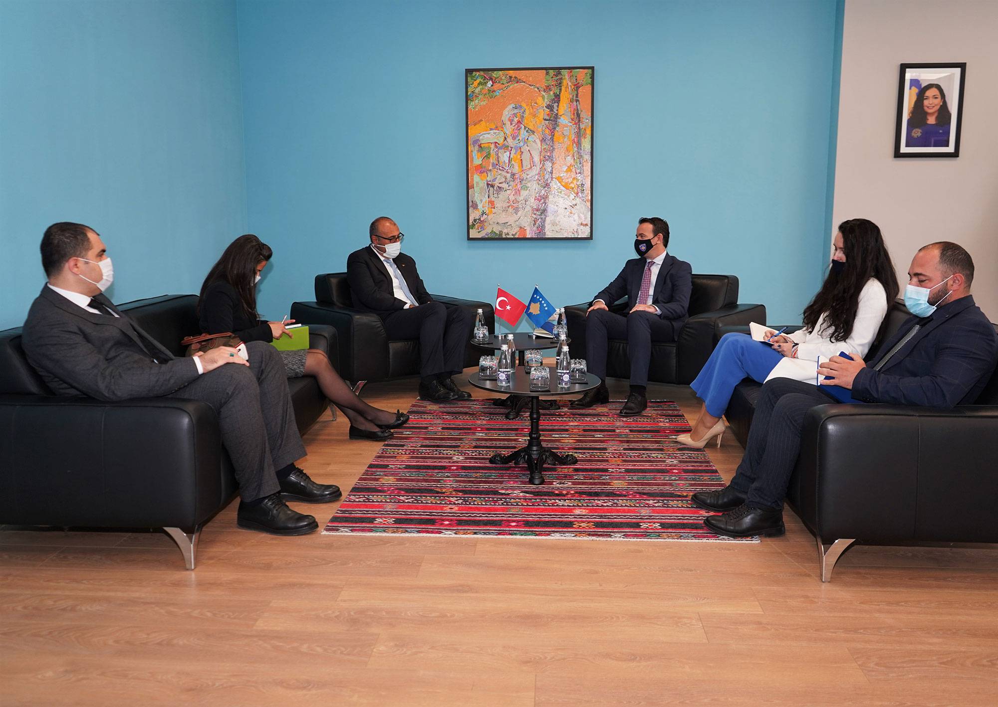 Ministri Peci takohet me ambasadorin turk Çağrı Sakar dhe përfaqësuesin e TIKA-s