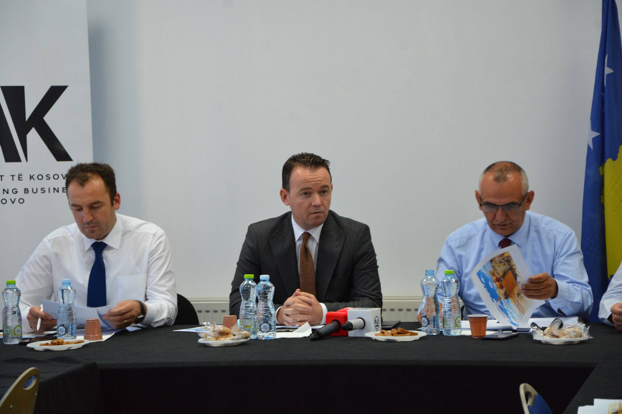 Ministri Faton Peci takon afaristët bujqësor; dëgjon shqetësimet e tyre