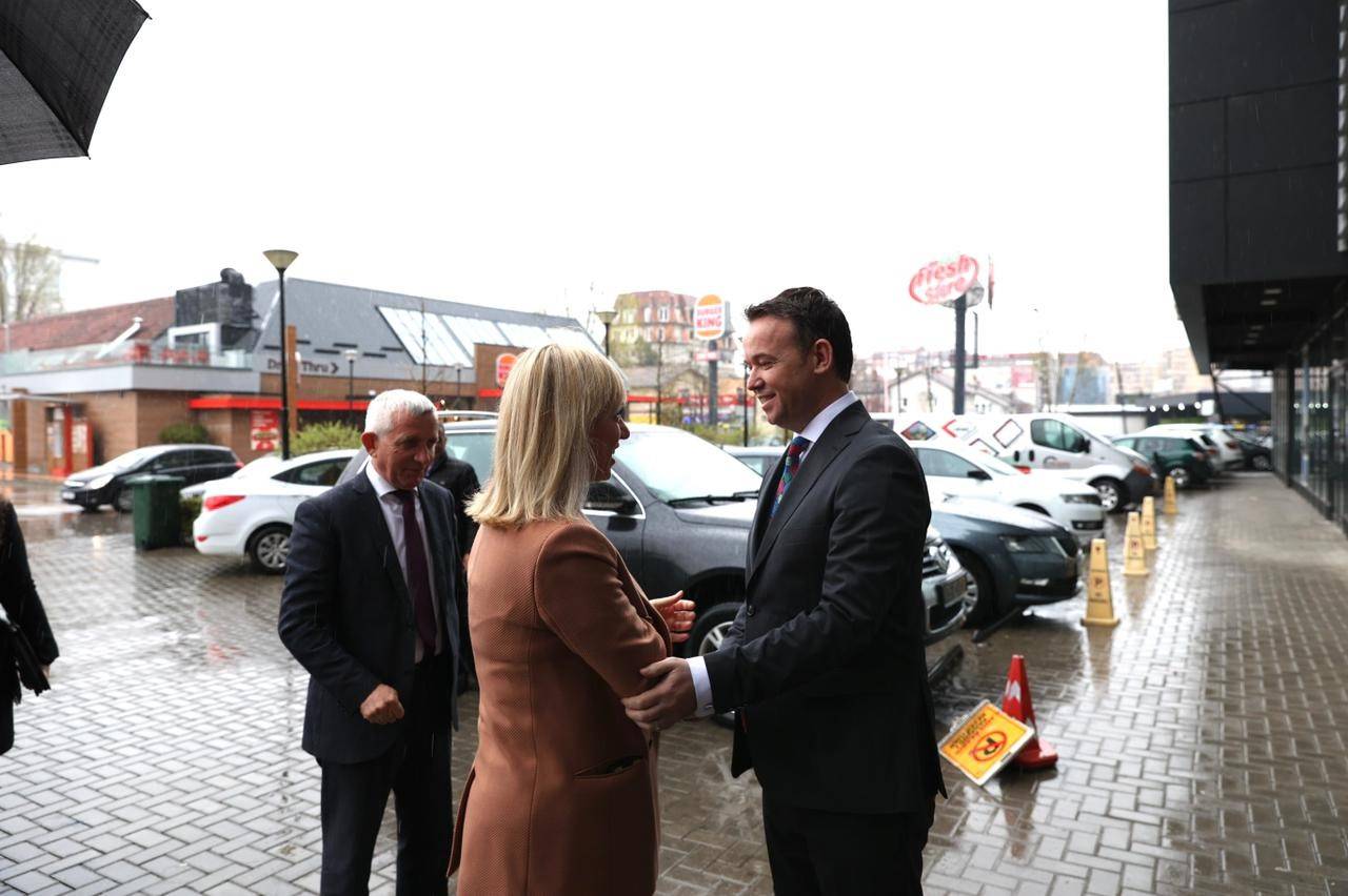 Ministri Peci priti në takim homologen e tij nga Shqipëria, Frida Krifca
