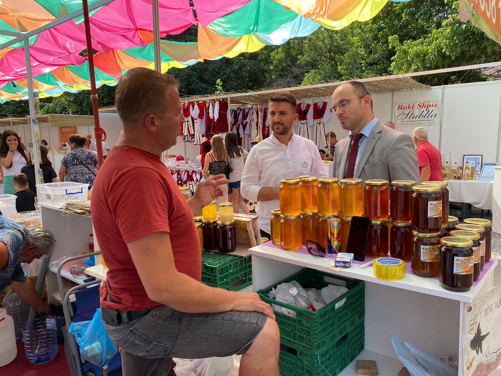 Zëvendësministri Demelezi vizitoi prodhuesit vendor në panairin e Jona? në Gjilan