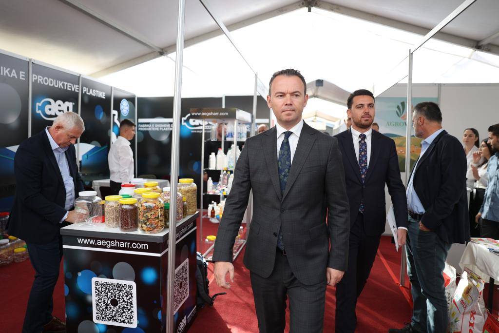 Ministri Peci merr pjesë në hapjen zyrtare të panairit AGROKOS 2022