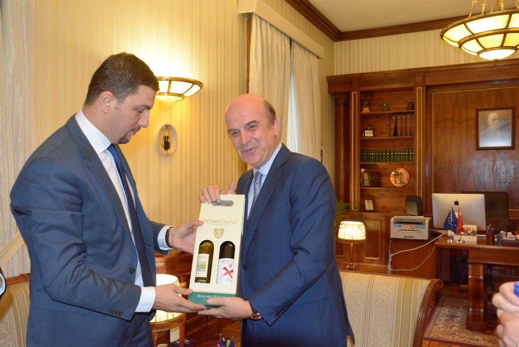 11_09_2015_525974_Ministri_Krasniqi_Marr_veshjet_Kosov____Shqip_ri__2_