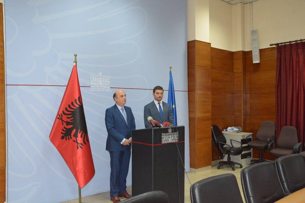 11_09_2015_5772925_Ministri_Krasniqi_Marr_veshjet_Kosov____Shqip_ri__3_