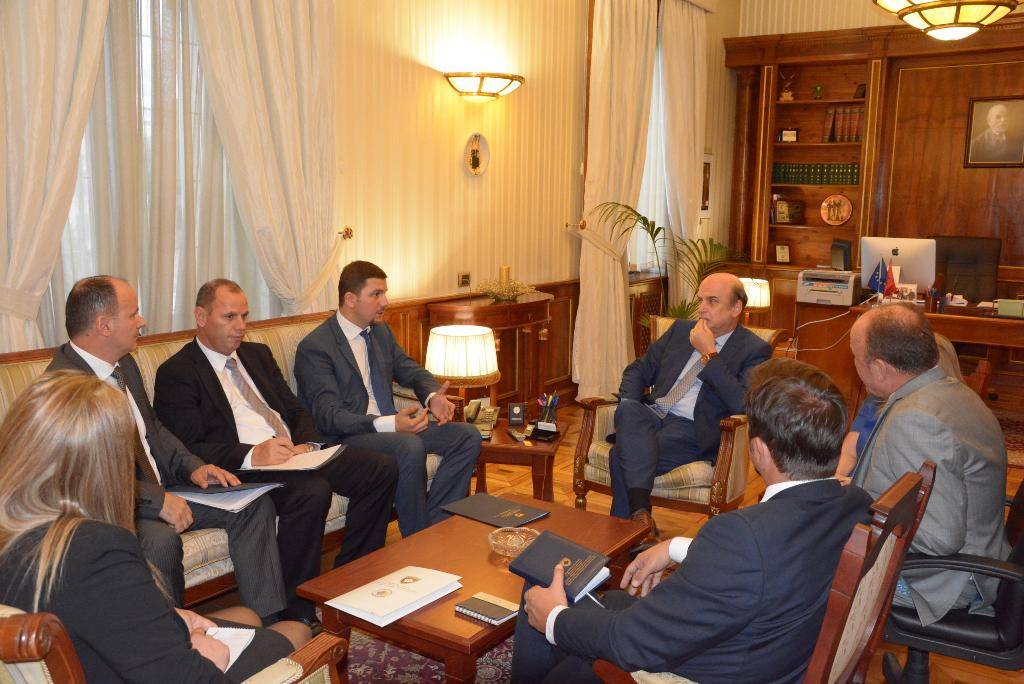 11_09_2015_6287536_Ministri_Krasniqi_Marr_veshjet_Kosov____Shqip_ri__1_ (1)