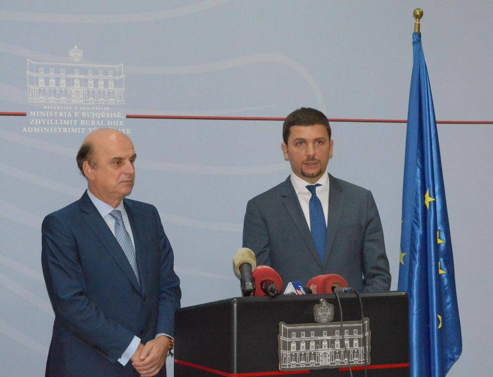 11_09_2015_7277627_Ministri_Krasniqi_Marr_veshjet_Kosov____Shqip_ri__4_
