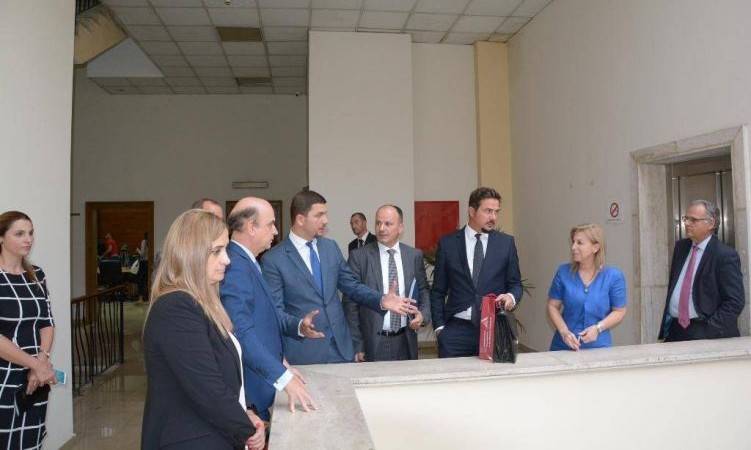 16_09_2015_3475542_11_09_2015_8029363_Ministri_Krasniqi_Marr_veshjet_Kosov____Shqip_ri__5_
