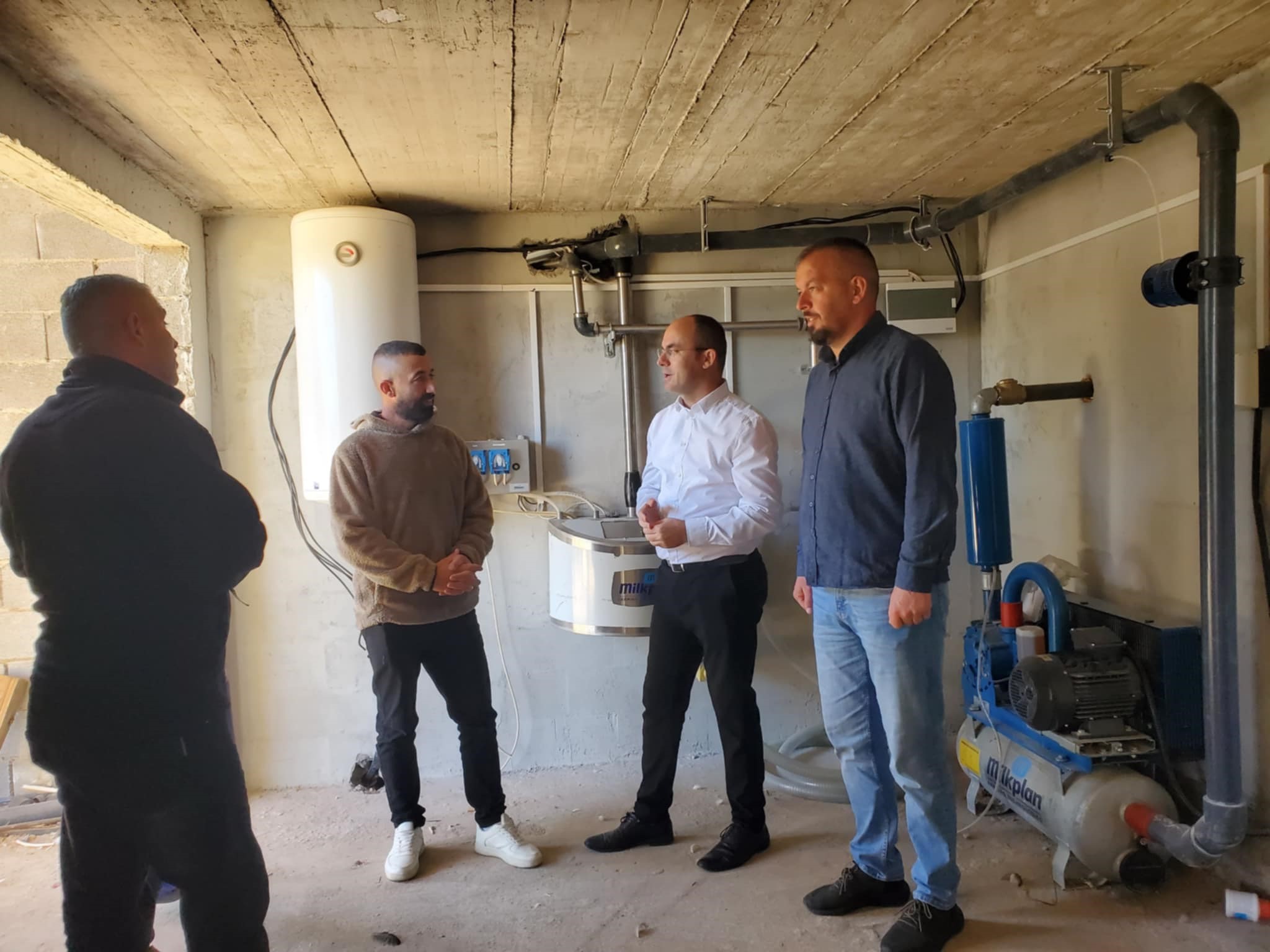 Zëvendësministri Demelezi viziton fermerë në komunën e Kamenicës
