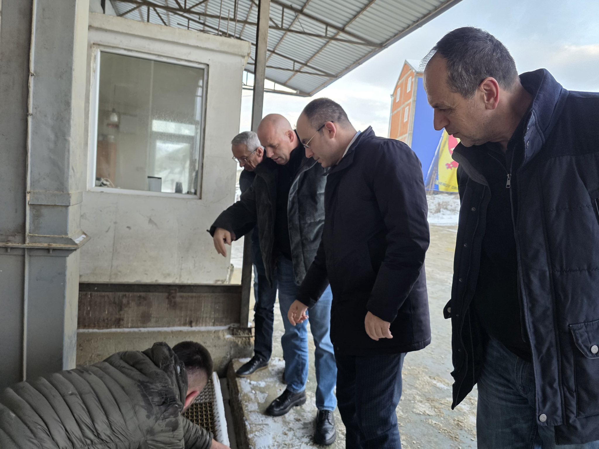 Ministri në detyrë Imri Demelezi vizitoi fermerët në Drenas pas vërshimeve të fundit