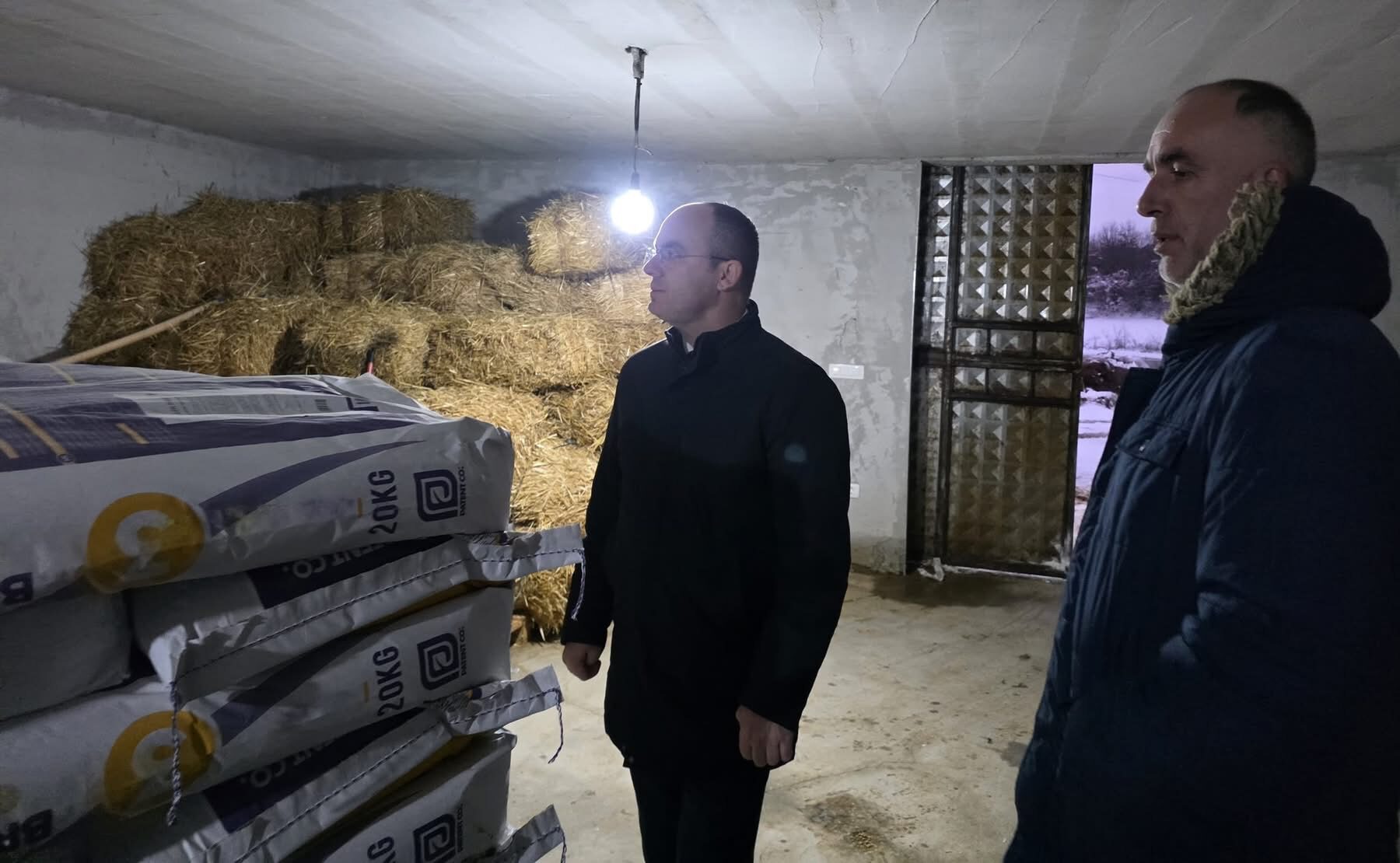 Ministri në detyrë Demelezi vizitoi fermën e pulave të prekur nga vërshimet në Orllat