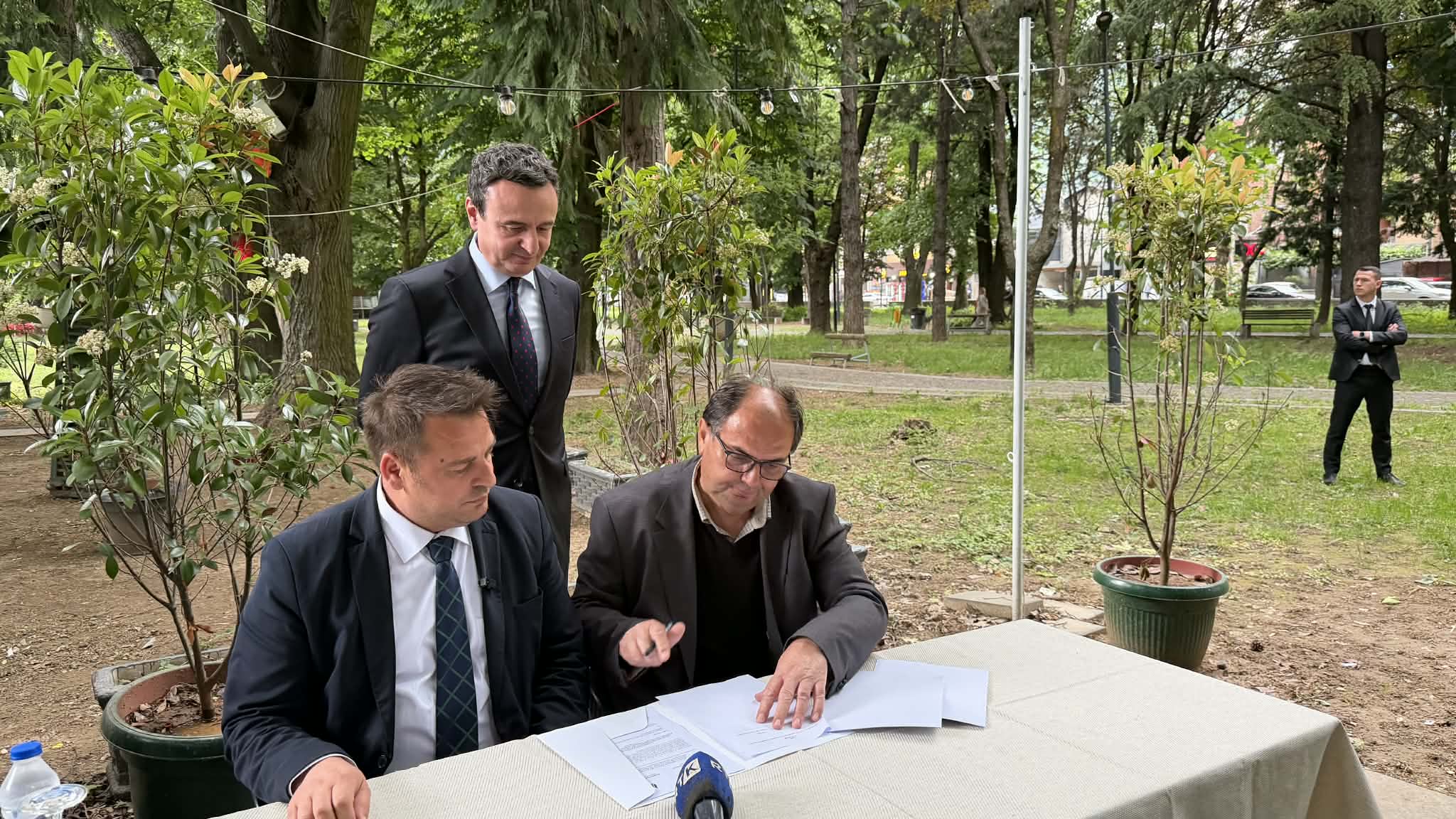 Nënshkruhet marrëveshja për sanimin e kanalit kryesor të ujitjes në Burim të Istogut
