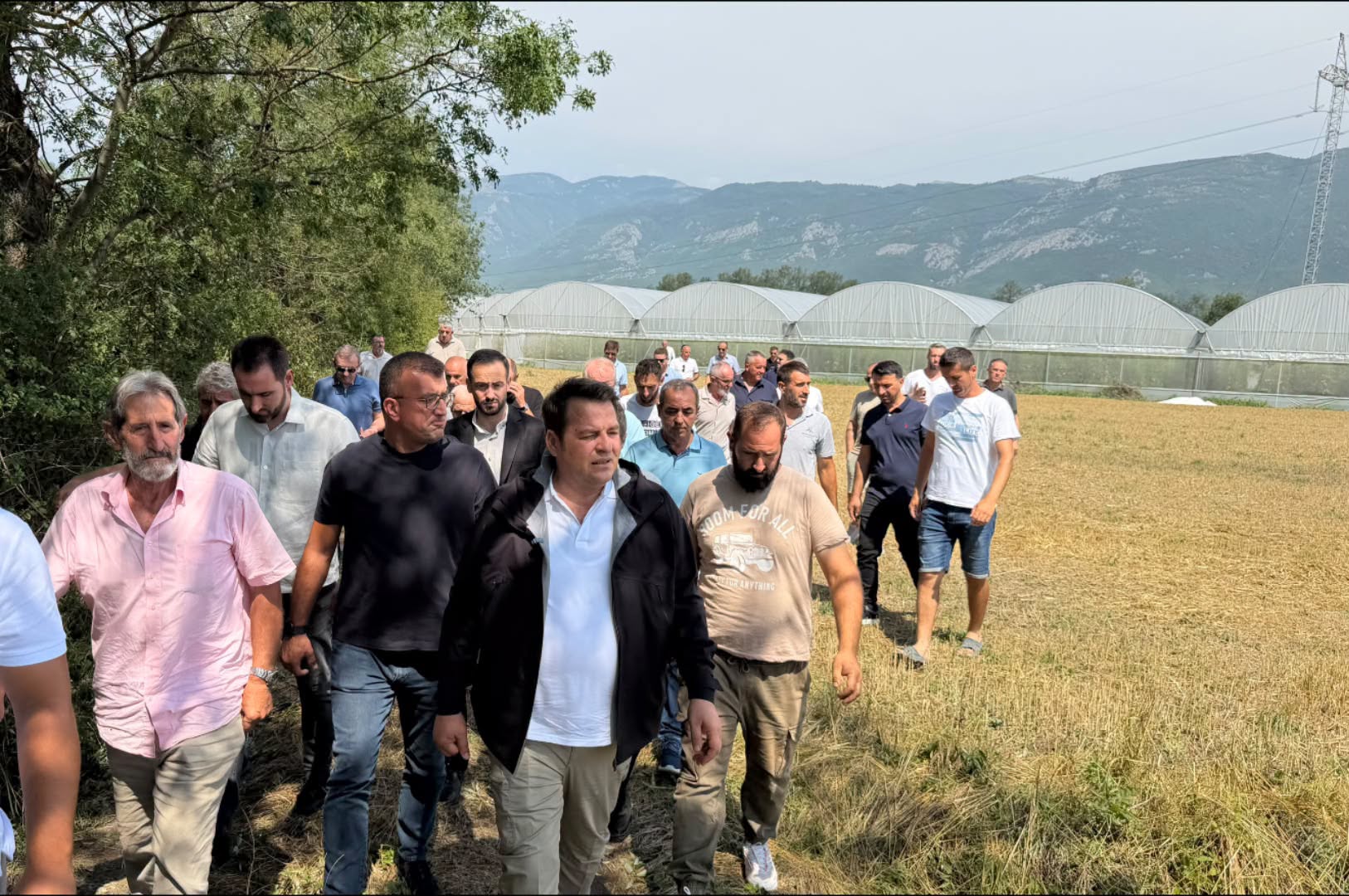 Ministri Armend Muja vizitoi fermerët e prekur nga breshëri në Komunën e Istogut